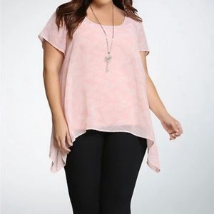 Torrid Pink Feather Print Sharkbite Top - Size 2